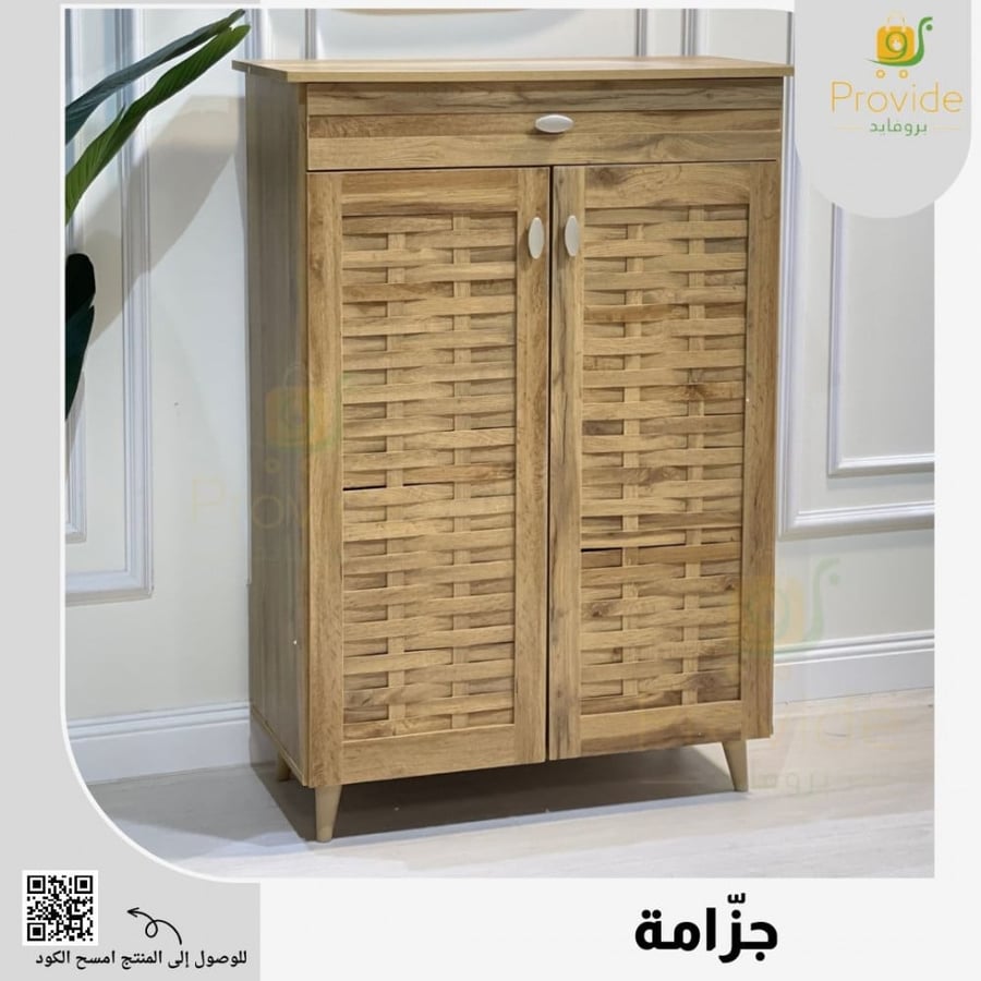 جزامة خشبية بتصميم شبكي مع درج علوي