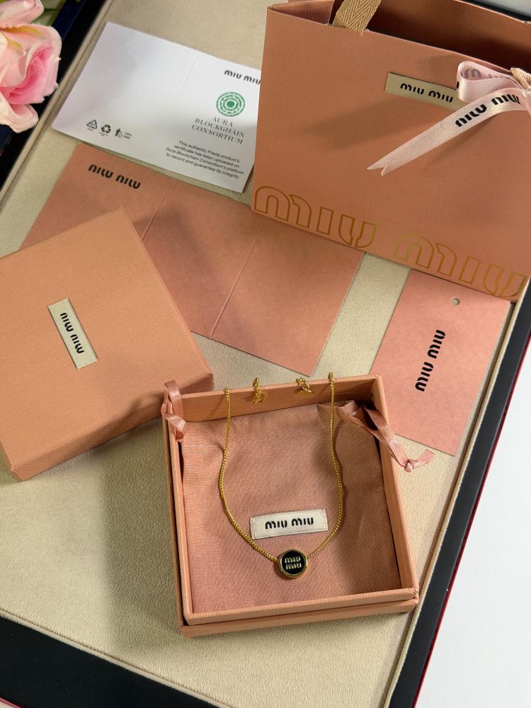 سلسال miu miu شامل الملحقات