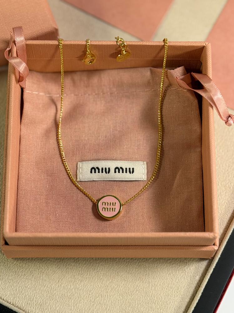 سلسال miu miu شامل الملحقات