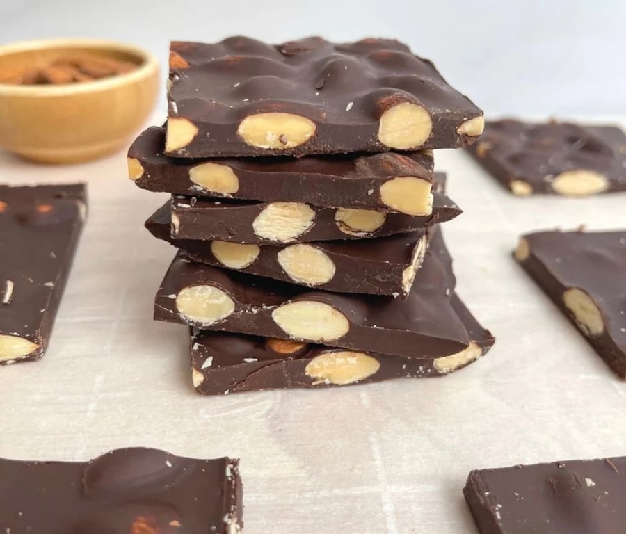Almond Milk/Dark Bar /شوكولاته الحليب او الدارك مع اللوز