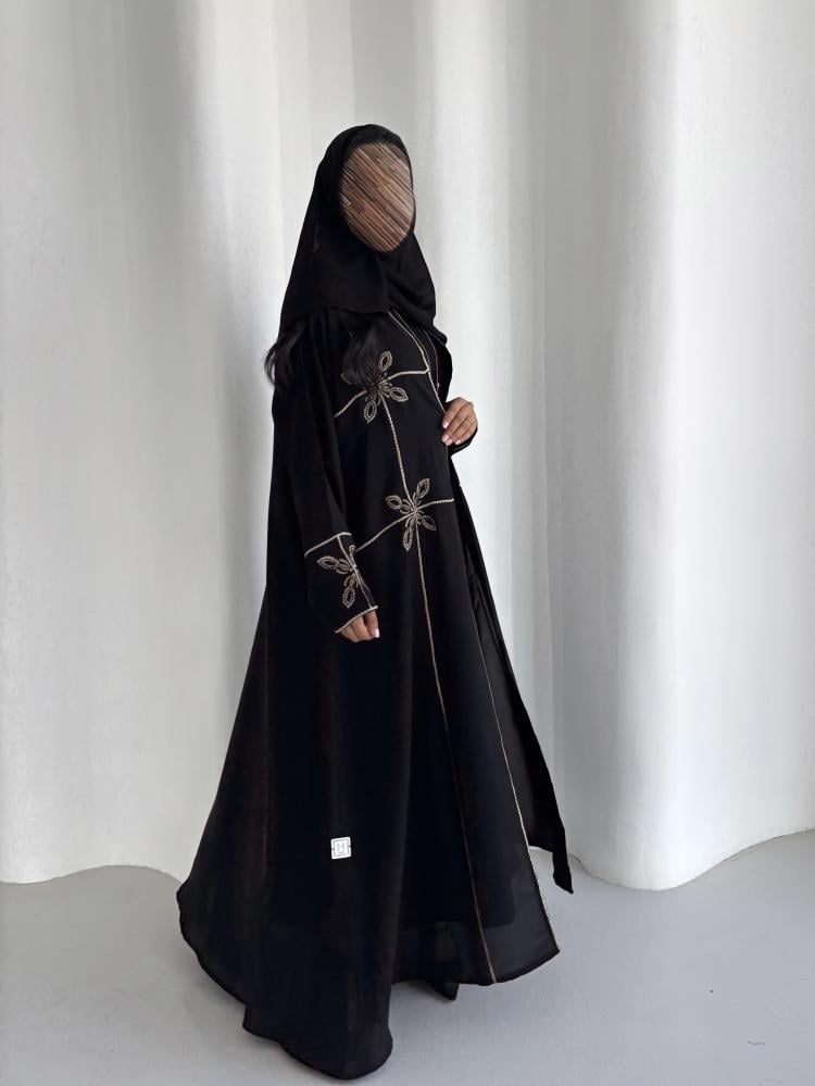 عباية أسود فاحم تطريز بيج
