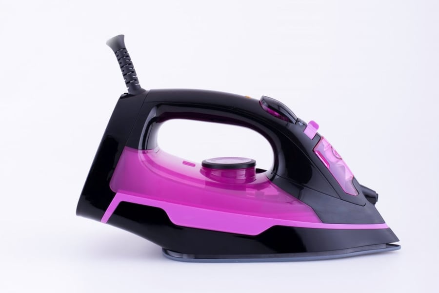 Black steam iron Collins