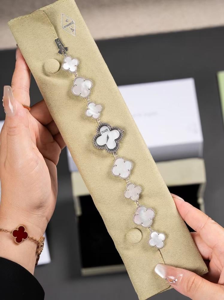 Van cleef alhambra lucky chain