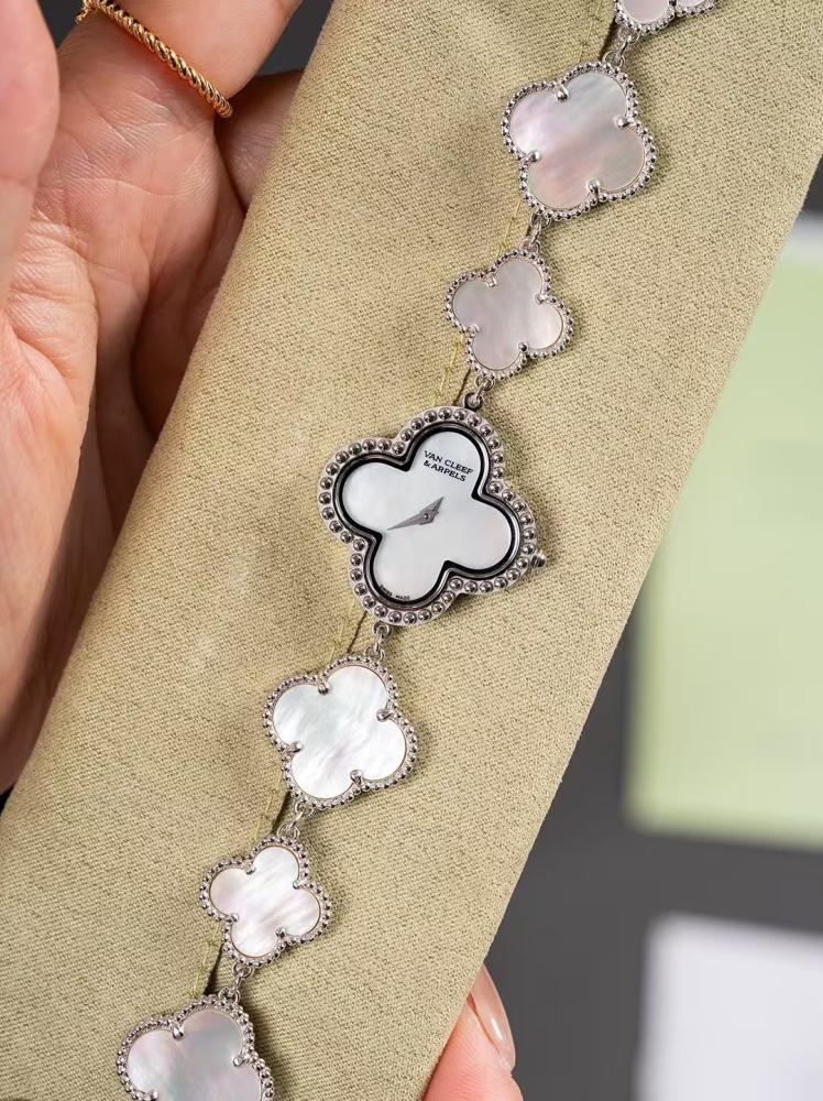 Van cleef alhambra lucky chain