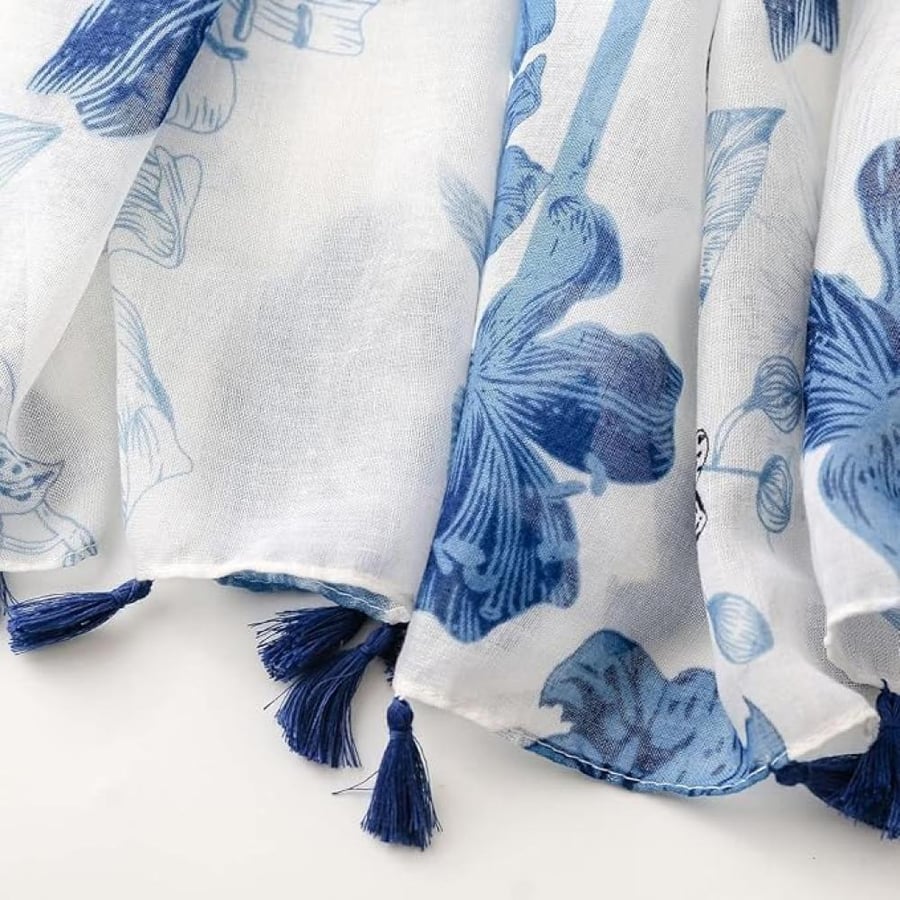 Elegant scarf decorated with flowers