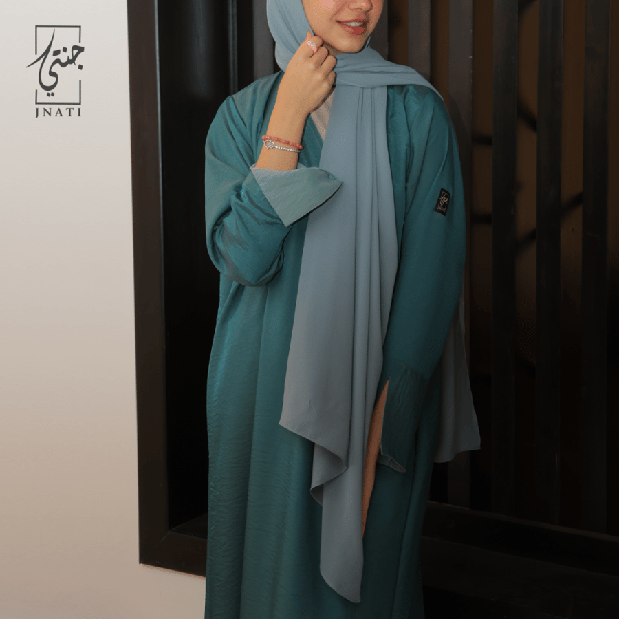 Open abaya with a straight cut, lightweight fabric in green, with an elegant colorful hijab