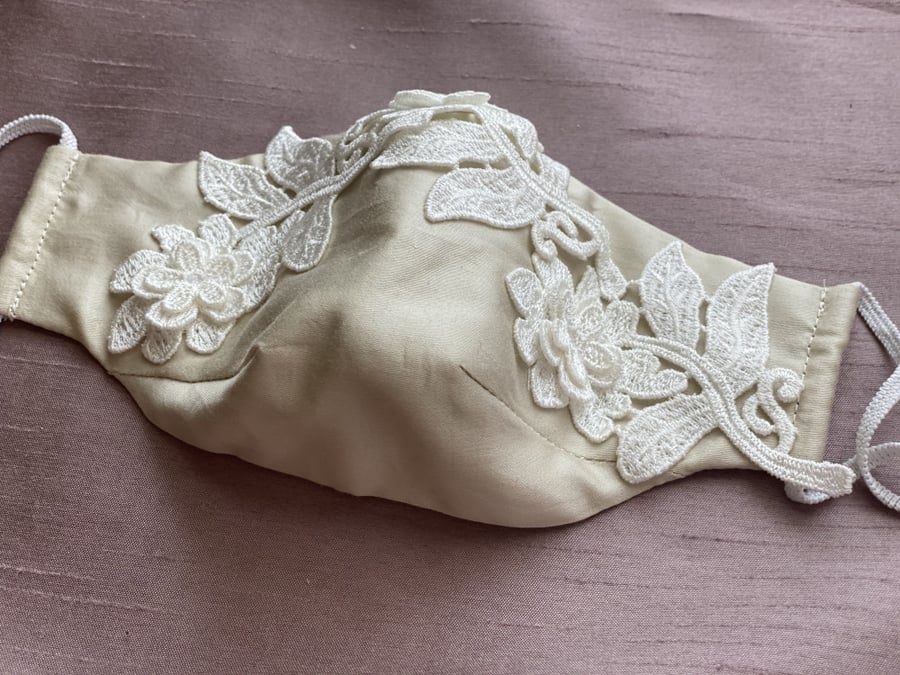 كمامة بكلفة بدانتيل اوف وايت ورد بارزة -Mask with  accesories