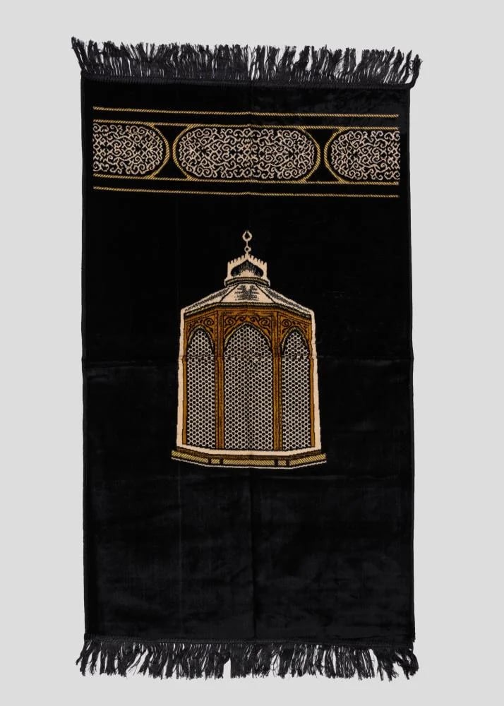سجادة صلاة مخمل أسود بنقشة مقام إبراهيم