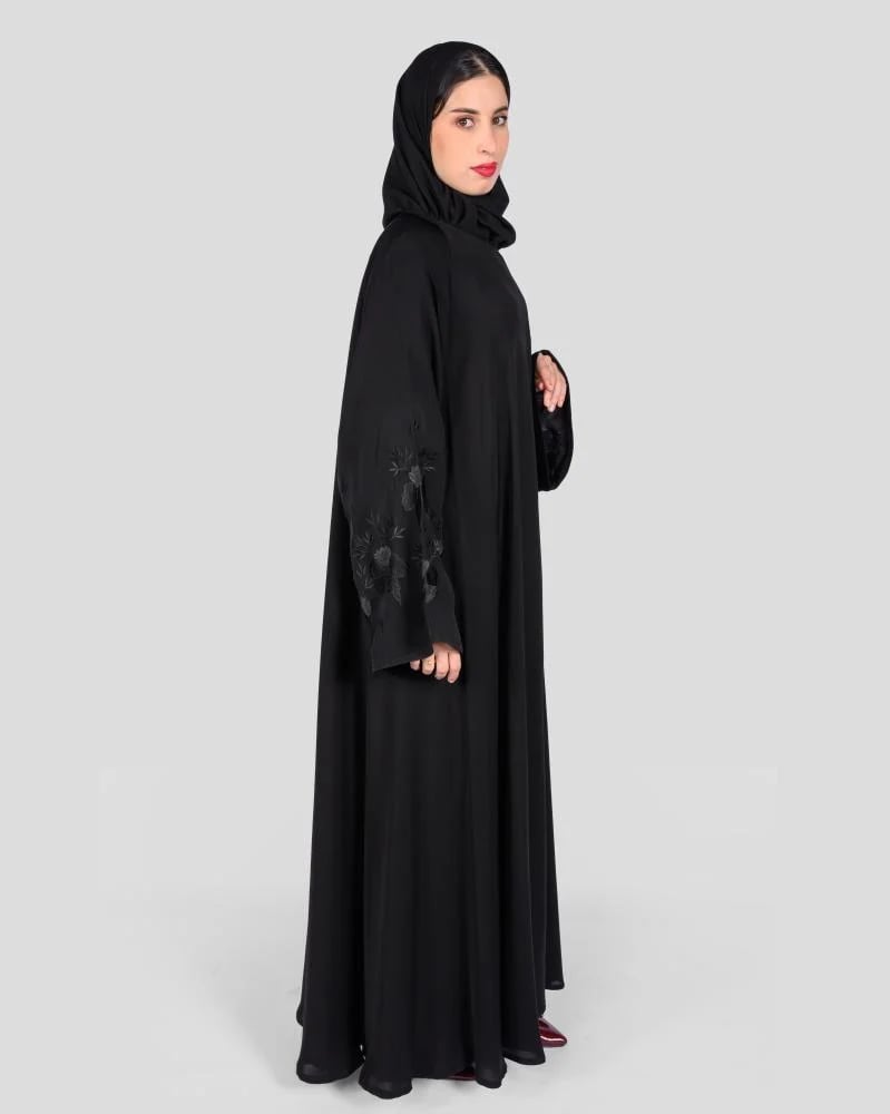 عباية سوداء مطرزة