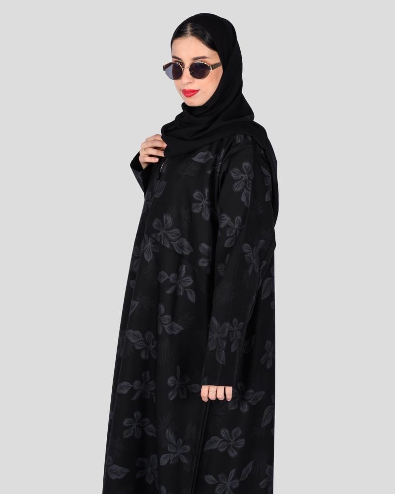 عباية سوداء بتصميم جاكار