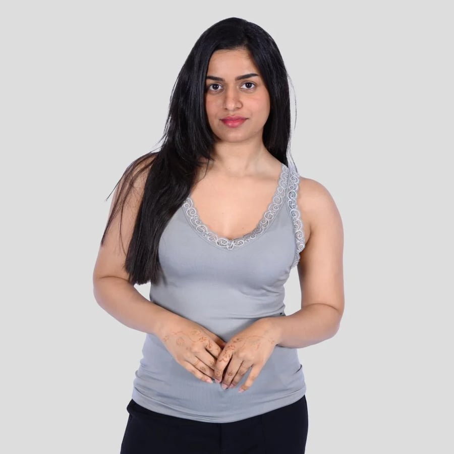 بلوزة نسائية صيفية بتطريز خفيف