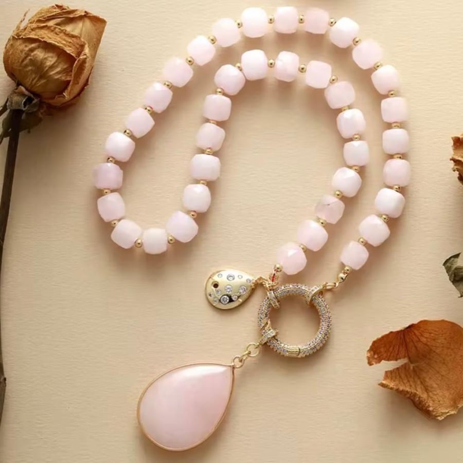 A necklace made of natural stones is a necklace containing gemstones or semi-precious stones extracted from nature. These necklaces are characterized by their natural beauty and the uniqueness of each stone.
