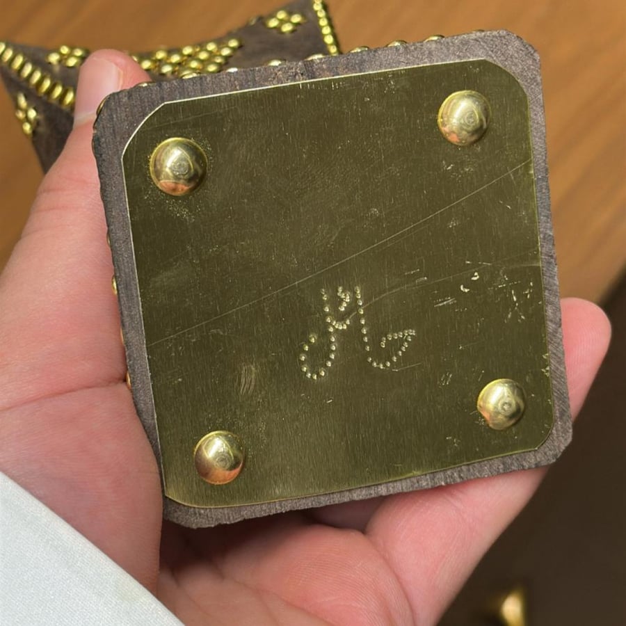 مدخن حائلي مكتبي