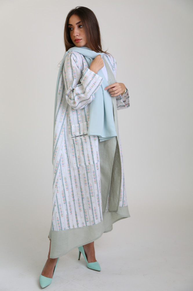 Linen abaya with a distinctive cut and pockets