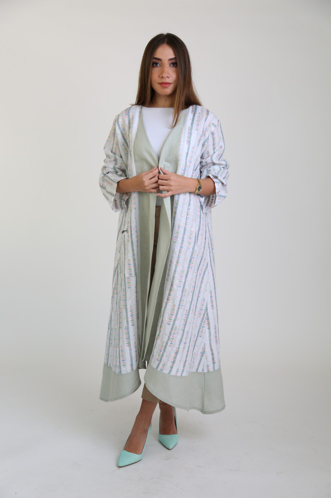 Linen abaya with a distinctive cut and pockets