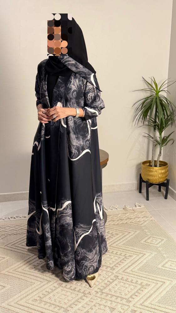 عبايه كريب مموج اللون اسود وابيض
