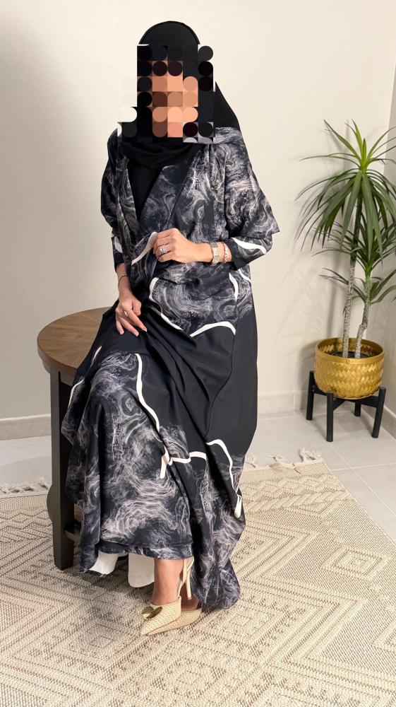 عبايه كريب مموج اللون اسود وابيض