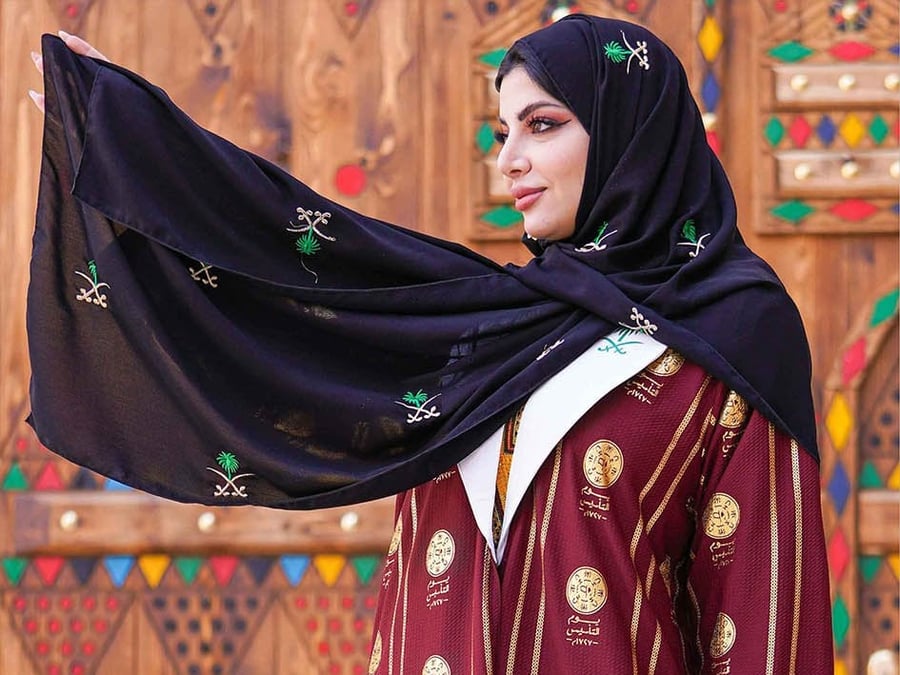 طرحة يوم التأسيس أسود