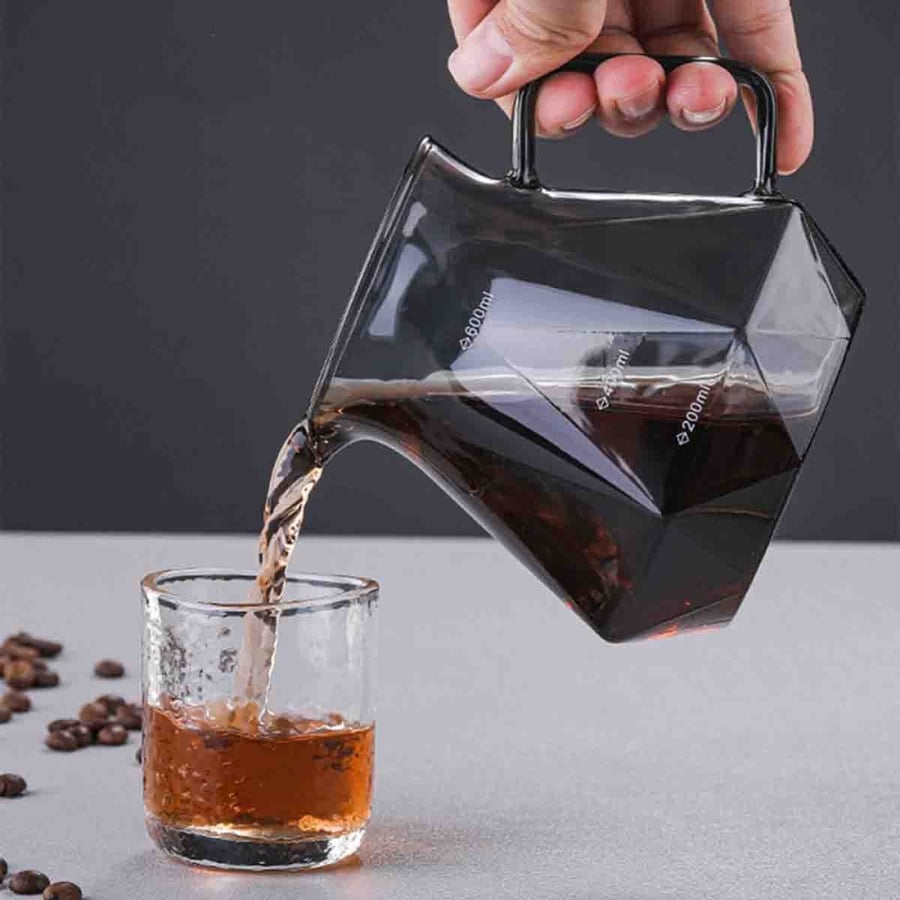 سيرفر تقطير قهوة بقاعدة مضلعة وتصميم أنيق باللون الأسود المدخن