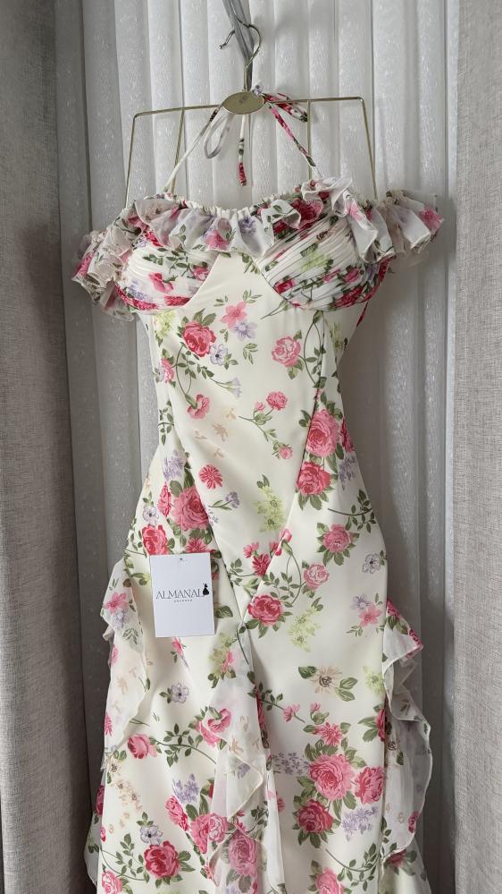 Soft off-white dress, soft floral pattern with pink flowers, with a ruffled collar and lace edges