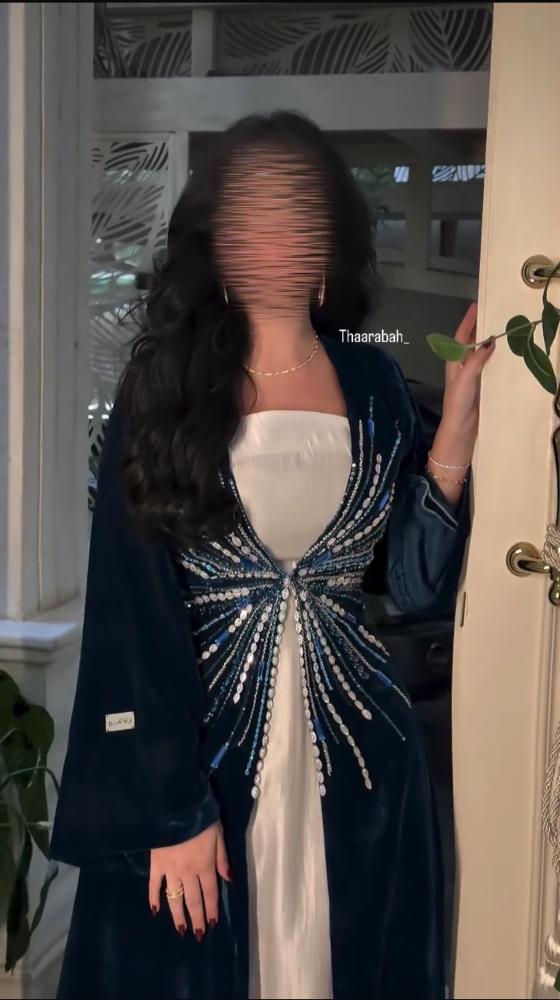 فستان ميكادو أبيض مع مخمل وتطريز