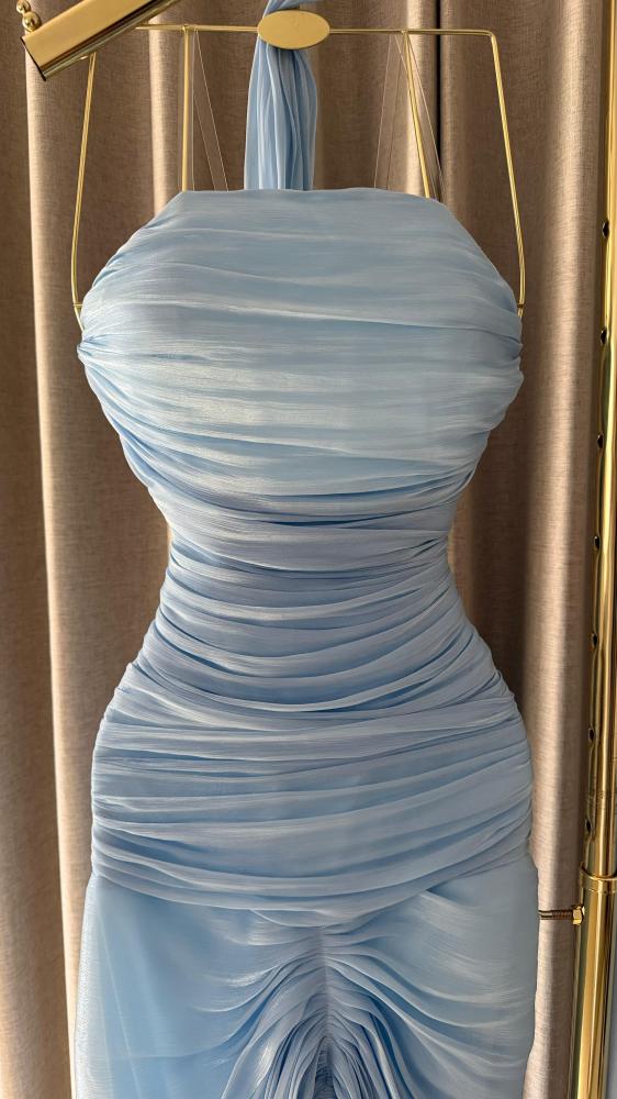 فستان سهرة سماوي بتصميم درابيه ووشاح طويل