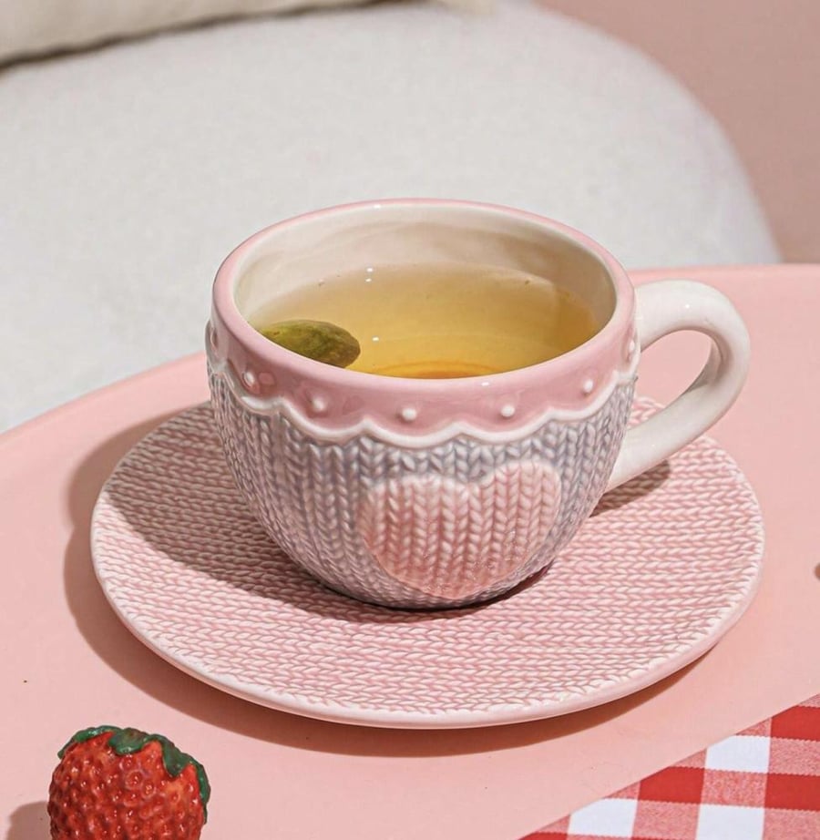 كوب وردي بتصميم يشبه غرز الكروشيه ☕️ – لكل عاشقات الدفء والجمال