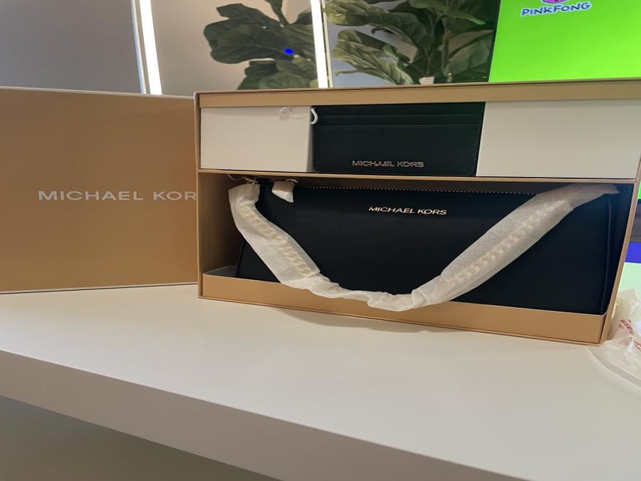 مايكل كورس Medium Saffiano Leather Shoulder Bag and Card Case Gift Set بالطلب ٢-٣ اسبوع