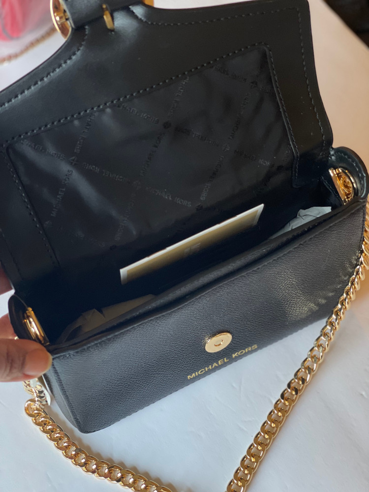 Michael kors كروس بدي اسود حجم ميني عرض 20 ارتفاع 14 ونص مع ستراب طويل معدن واجلد يصل خلال 2-4 اسابيع باذن الله