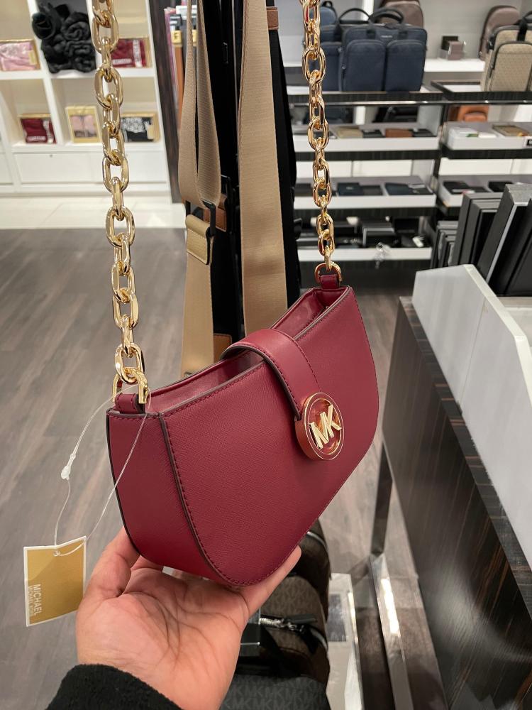 Michael kors شنطه كتف حجم ميني  عرض 24 ارتفاع 12.5 لون عنابي تصل خلال 2-3 اسبوع باذن الله