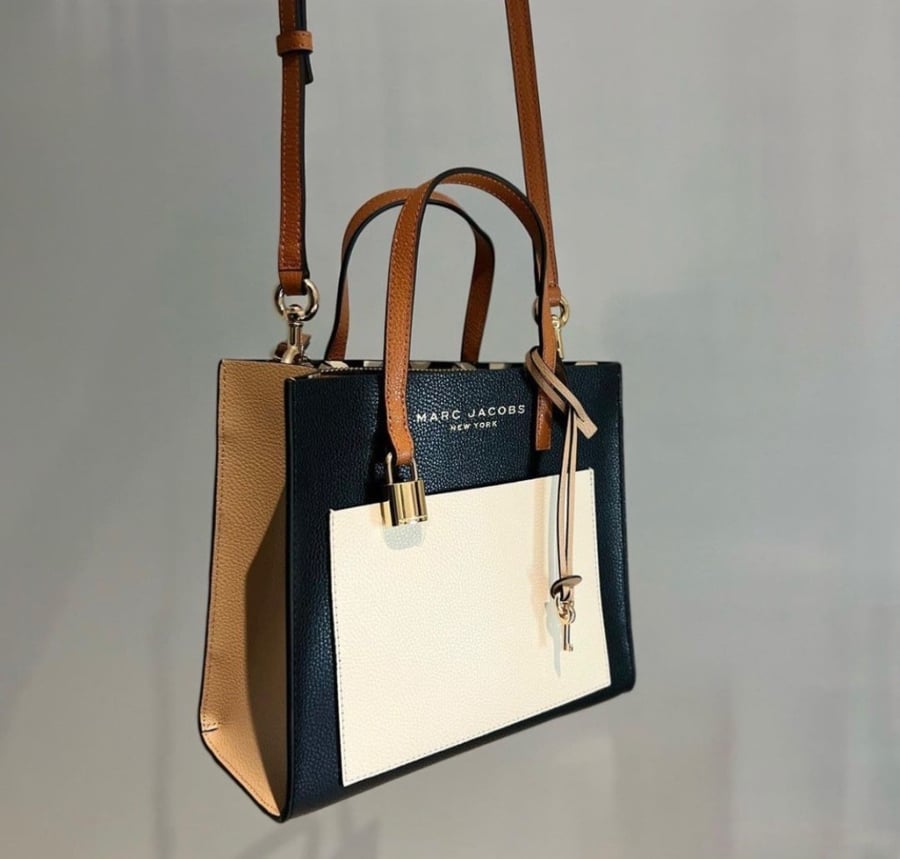 Marc Jacob شنطه حجم صغير عرض 19 ارتفاع 22 سم  مع ستراب طويل تصل خلال 2-4 اسبوع باذن الله