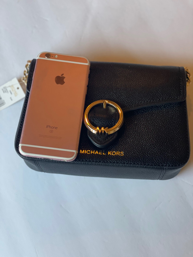 Michael kors كروس بدي اسود حجم ميني عرض 20 ارتفاع 14 ونص مع ستراب طويل معدن واجلد يصل خلال 2-4 اسابيع باذن الله