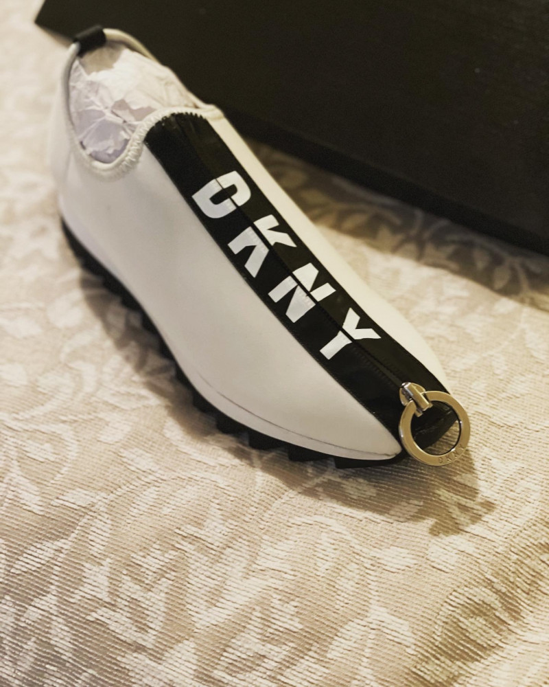 Dkny سنكرز مقاس 37 -38 يصل خلال 1-4 اسابيع