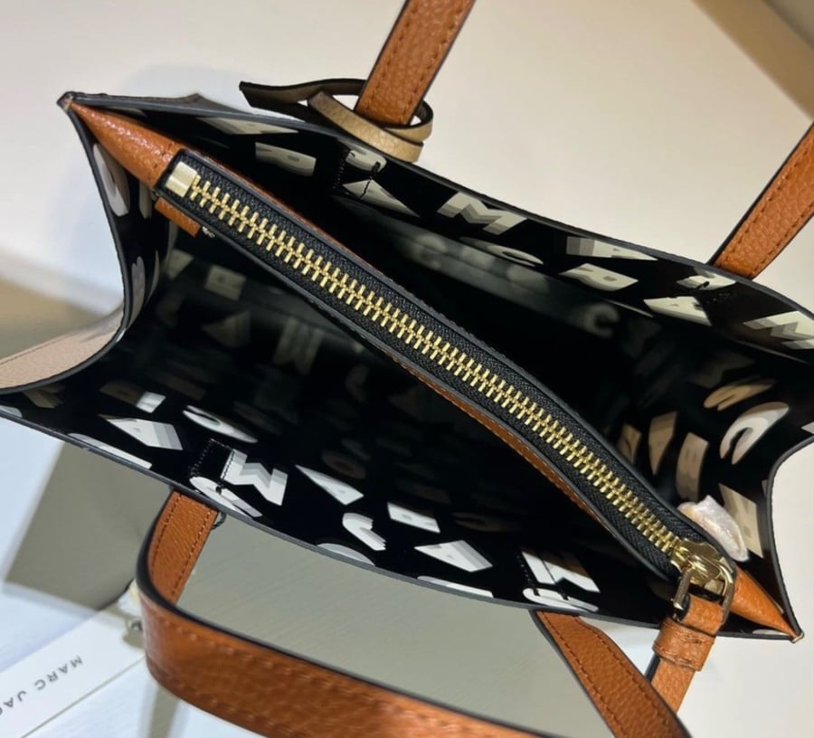 Marc Jacob شنطه حجم صغير عرض 19 ارتفاع 22 سم  مع ستراب طويل تصل خلال 2-4 اسبوع باذن الله