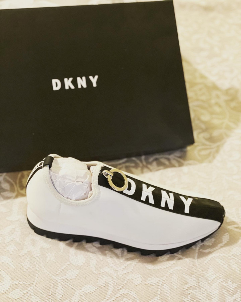 Dkny سنكرز مقاس 37 -38 يصل خلال 1-4 اسابيع