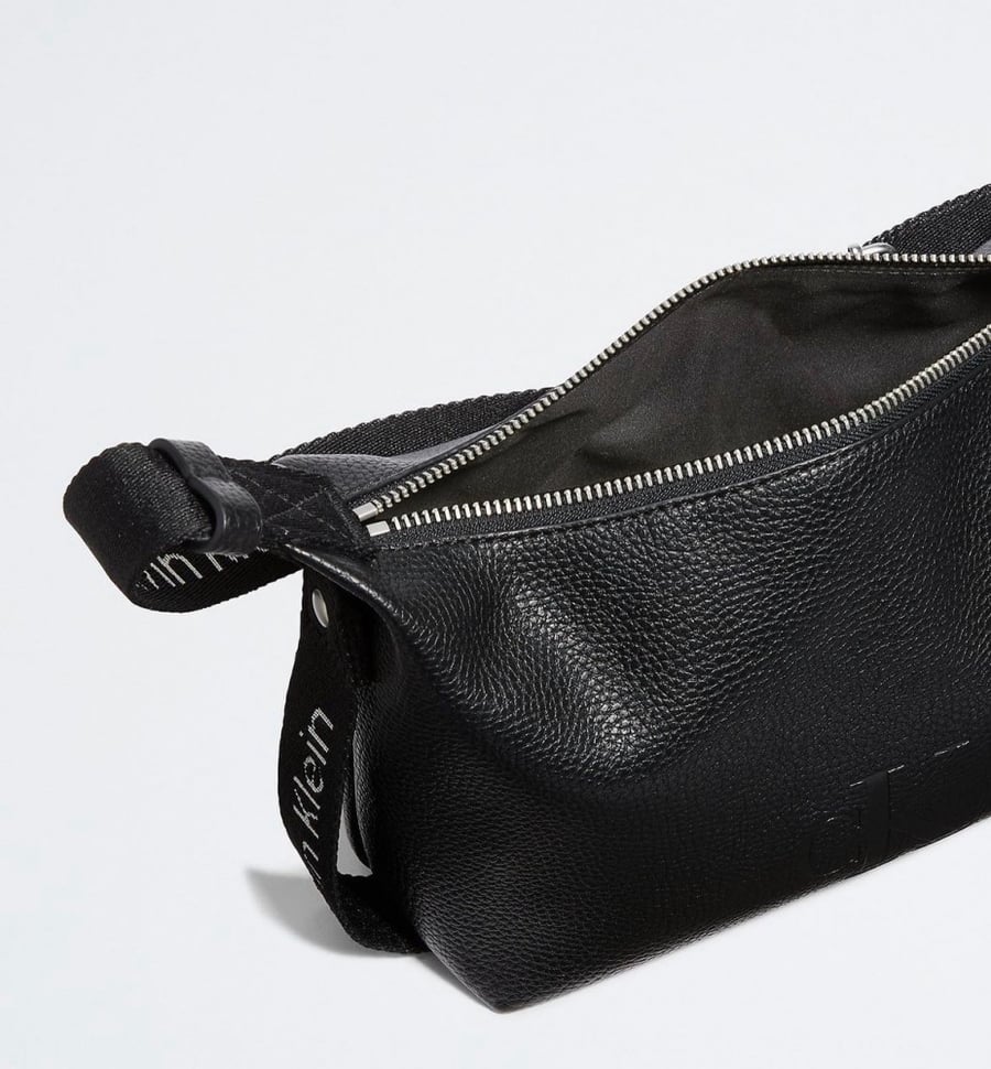 Calvin Klein  All Day Small Round Shoulder Bag شنطه كتف ويمكن التحكم بطول السير حجم صغير تصل خلال 3-4 اسبوع باذن الله
