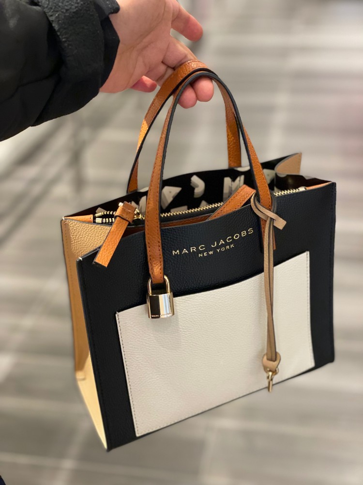 Marc Jacob شنطه حجم صغير عرض 19 ارتفاع 22 سم  مع ستراب طويل تصل خلال 2-4 اسبوع باذن الله