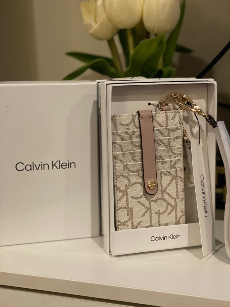 Calvin Klein محفظه يدويه بمداخل بطاقات من الجهتين مع زر امان وسحاب جانبي وميدالية لارفاق المفاتيح او تعليقها بالشنطه ببوكس تصل خلال 2-4 اسبوع باذن الله