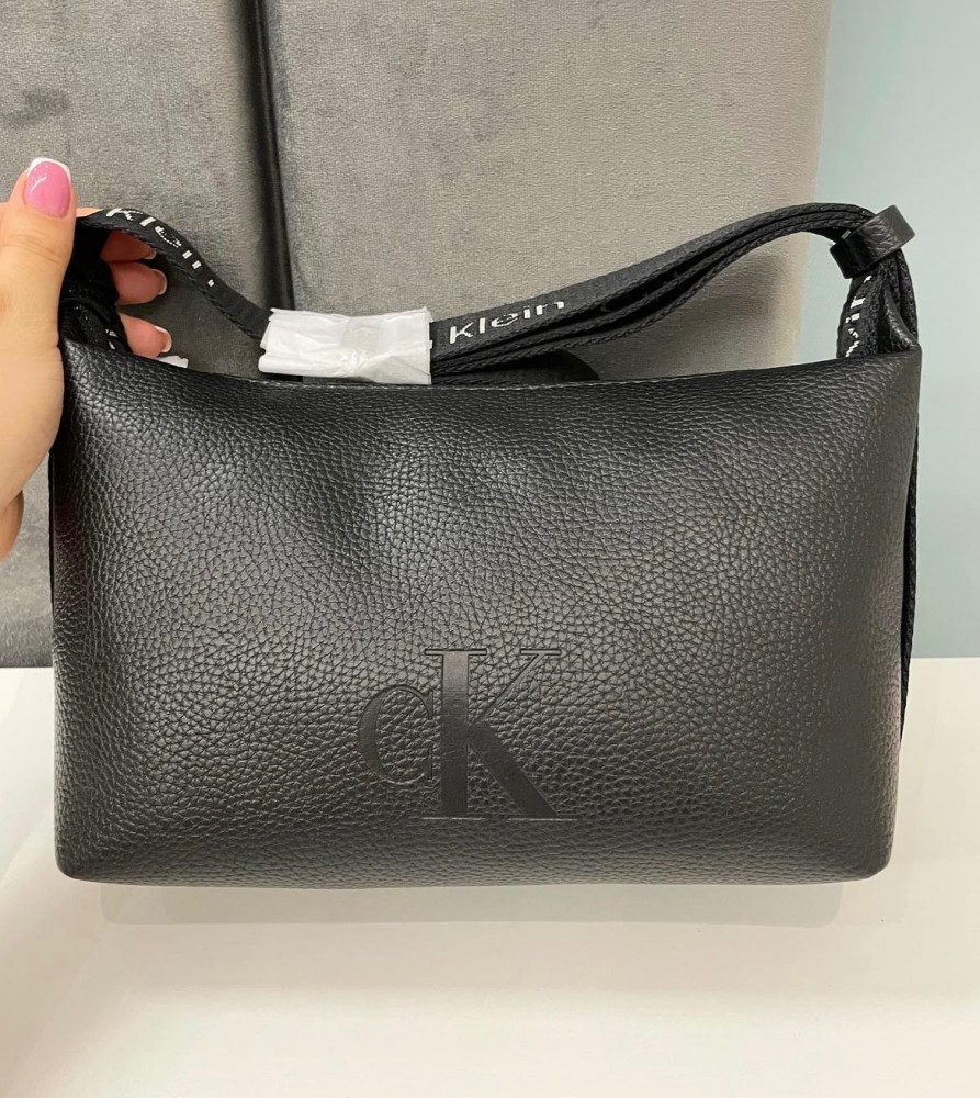 Calvin Klein  All Day Small Round Shoulder Bag شنطه كتف ويمكن التحكم بطول السير حجم صغير تصل خلال 3-4 اسبوع باذن الله