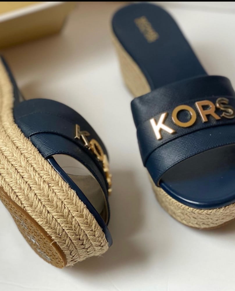 Michael kors صندل مرتفع لون كحلي يصل خلال 2-4 اسابيع باذن الله