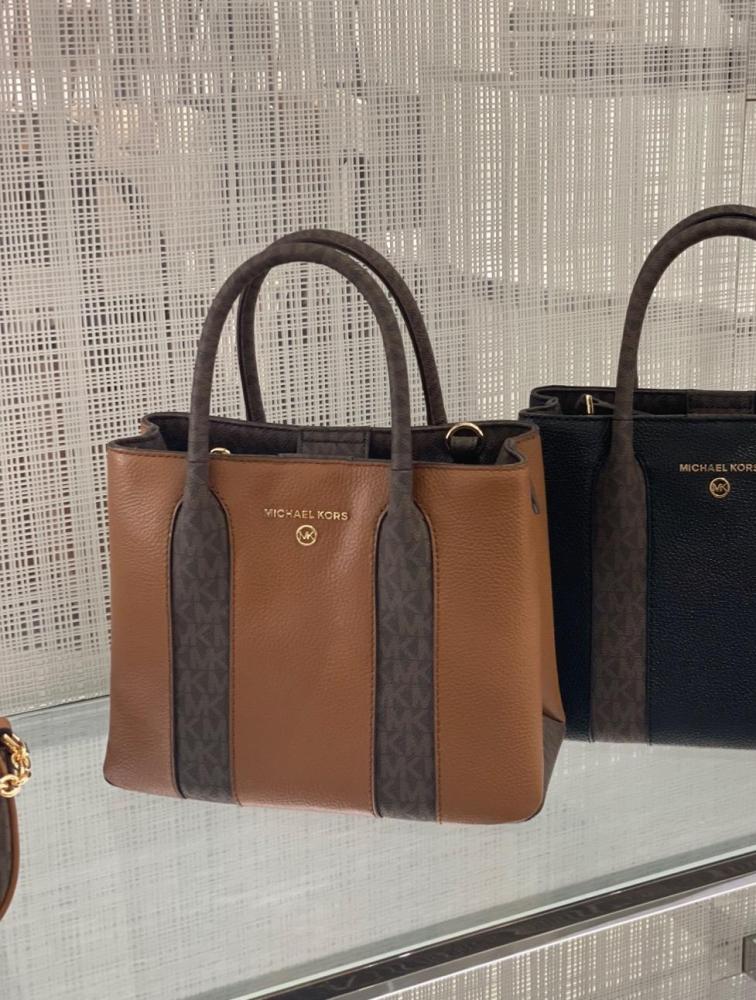 Michael kors Austin Medium Pebbled Leather Messenger Bag شنطه حجم صغير بالطلب تصل خلال 2-4 اسبوع باذن الله