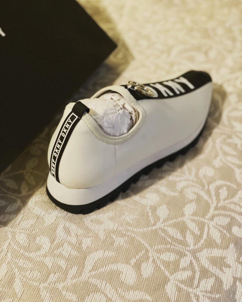 Dkny سنكرز مقاس 37 -38 يصل خلال 1-4 اسابيع