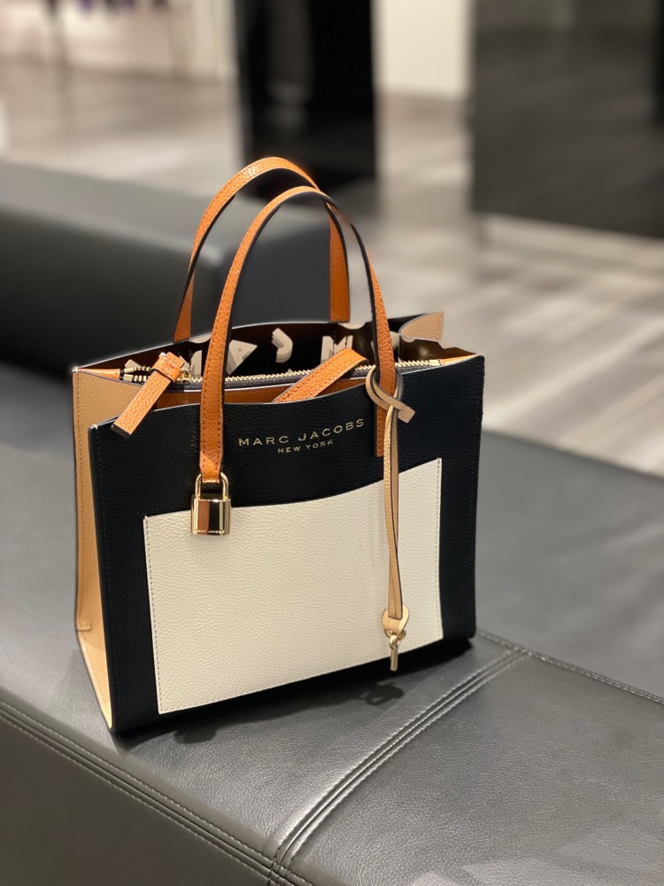 Marc Jacob شنطه حجم صغير عرض 19 ارتفاع 22 سم  مع ستراب طويل تصل خلال 2-4 اسبوع باذن الله