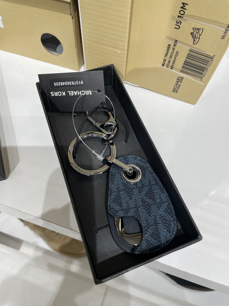 Michael kors keychain ميداليه رجالي بلون ازرق غامق تصل خلال 2-4 اسبوع باذن الله