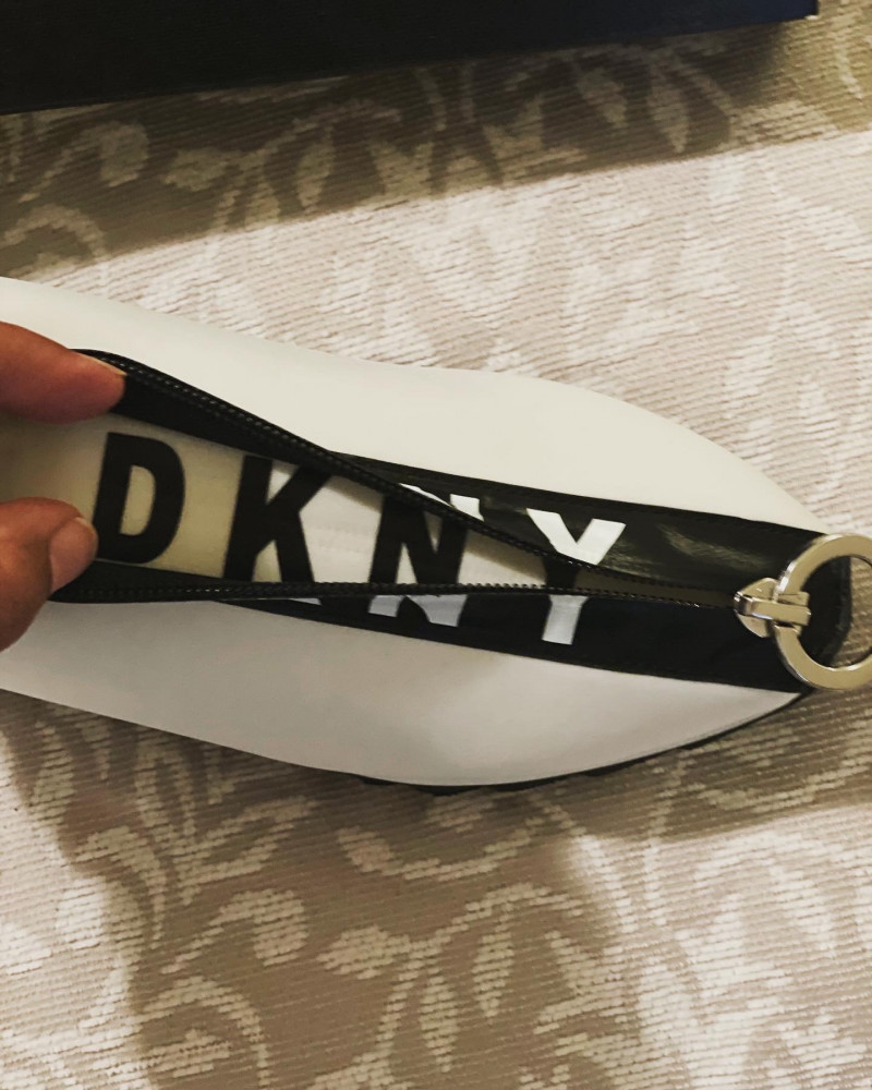 Dkny سنكرز مقاس 37 -38 يصل خلال 1-4 اسابيع