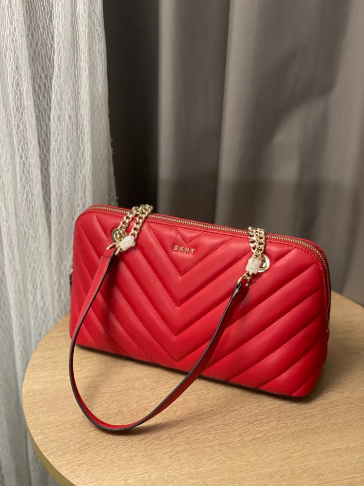 Dkny حقيبه كتف لون احمر تصل خلال 1-4 اسابيع