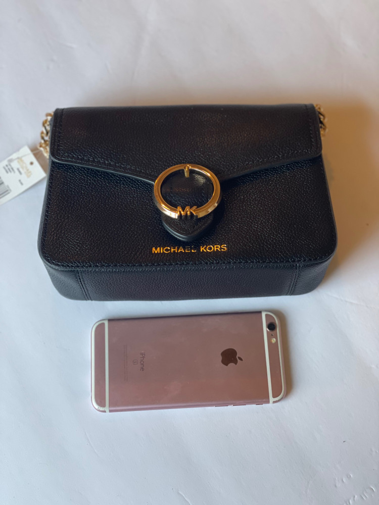Michael kors كروس بدي اسود حجم ميني عرض 20 ارتفاع 14 ونص مع ستراب طويل معدن واجلد يصل خلال 2-4 اسابيع باذن الله