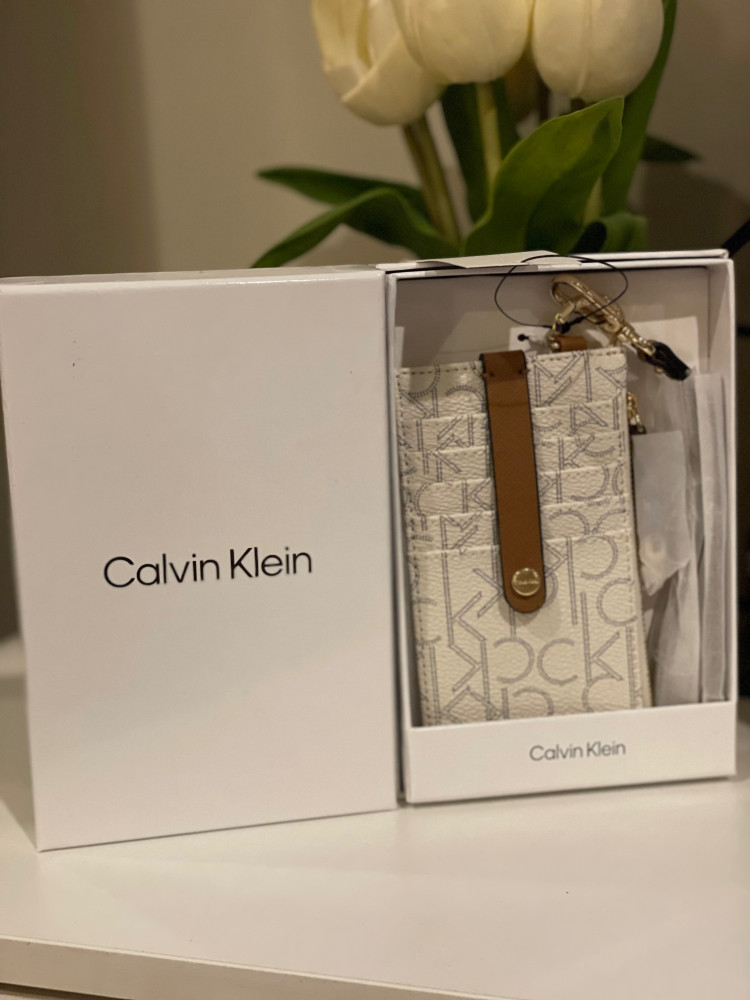 Calvin Klein محفظه يدويه بمداخل بطاقات من الجهتين مع زر امان وسحاب جانبي وميدالية لارفاق المفاتيح او تعليقها بالشنطه ببوكس تصل خلال 2-4 اسبوع باذن الله