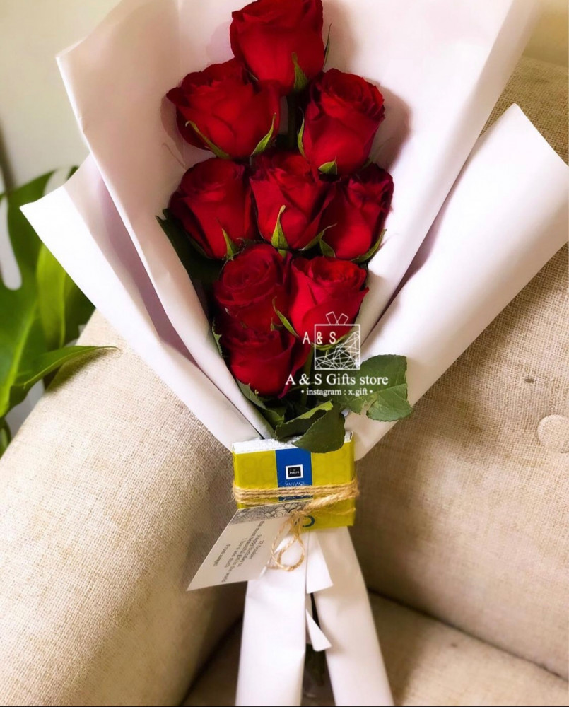 A bouquet of flowers with a piece of Batshi