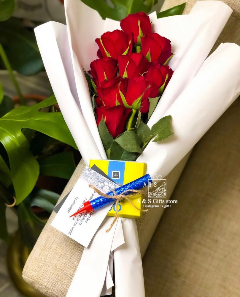 A bouquet of flowers with a piece of Batshi
